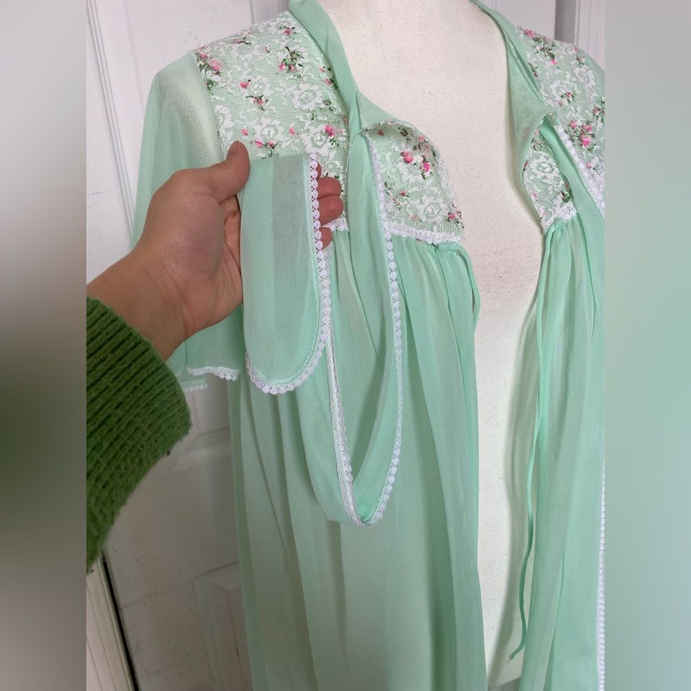 1960s Mint Vanilla Colored Floral Lace Night Gown / Robe - Picture 7 of 9